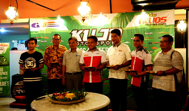 Kuja-Motor-Sport-Foto-Bersama-Potong-Tumpeng