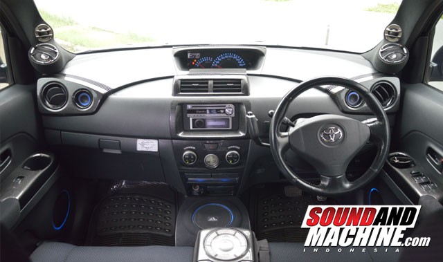 Toyota-Scion-BB-Bronson-Tampilan-Kabin-Depan