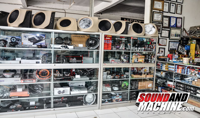 WarehouseSoundmotion-Vin`sVariasiCarAudio-EtalaseKanan