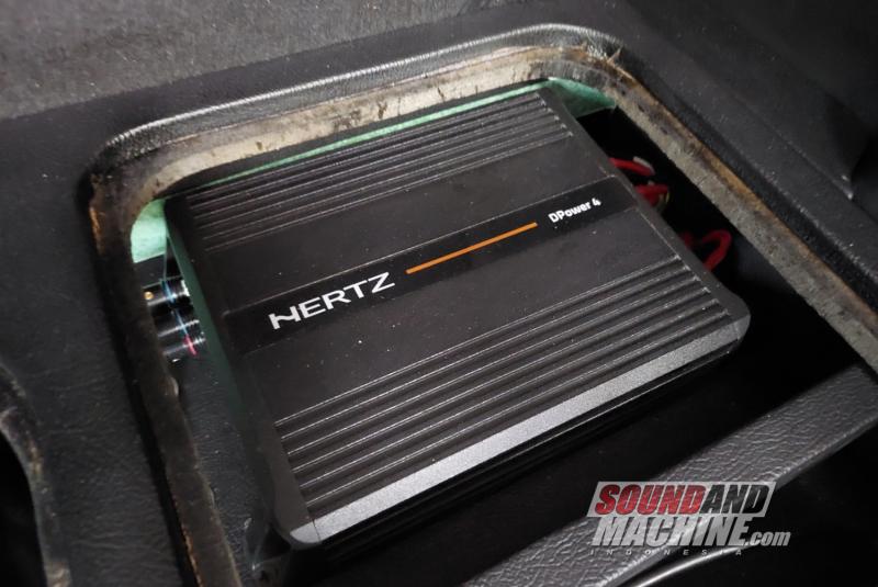 Instalasi power amplifier Hertz DPower 4 di Honda Brio garapan gerai Mega Audio.