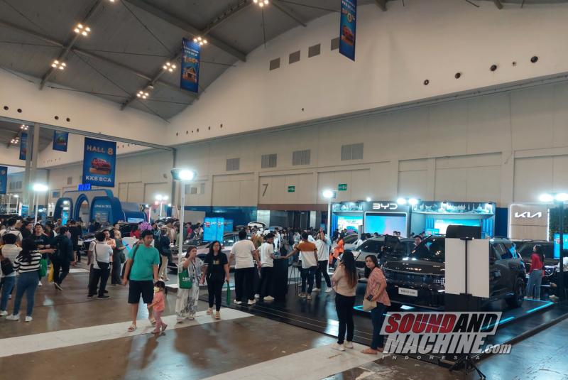 Pameran BCA Expo 2024 sektor Kredit Kendaraan Bermotor di ICE BSD, Tangerang.