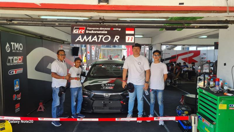 Komunitas GR Enthusiast di paddock Toyota Gazoo Racing Indonesia dalam seri ketiga balapan ISSOM 2024. (sumber: GR Enthusiast)