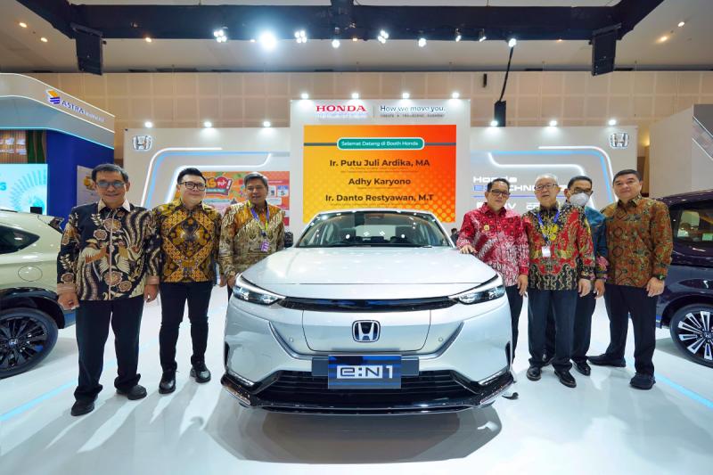 Kendaraan elektrifikasi Honda e:N1 yang sebelumnya tampil di pameran terbesar GIIAS 2024 hadir di GIIAS Surabaya 2024. (sumber: Honda)