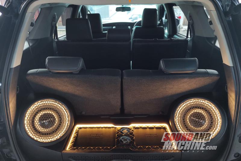 Toyota Fortuner yang terpasang dua subwoofer Hertz MPS 250 S4 oleh gerai Cartens Audio.